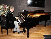 Auch Gäste wie hier Filmkomponist Wolfgang Hammerschmid durften auf den Pianos spielen (©Foto: Martin Schmitz)